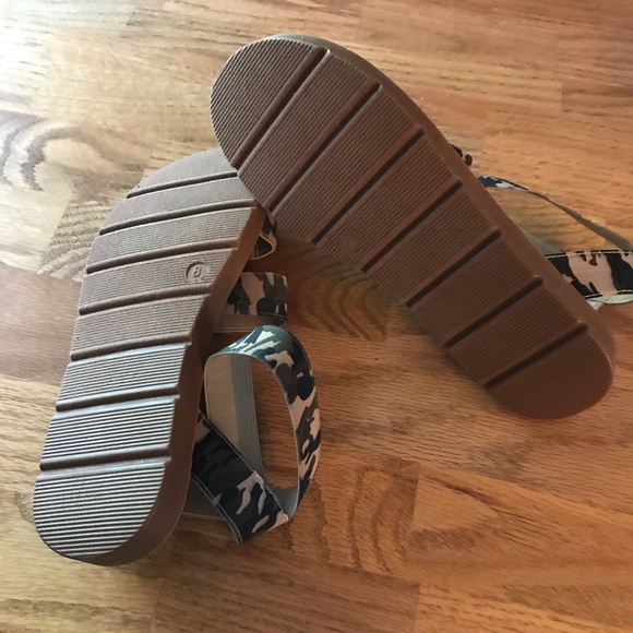 NWT Camouflage Tan & Green Stretch Sandals - Picture 10 of 14
